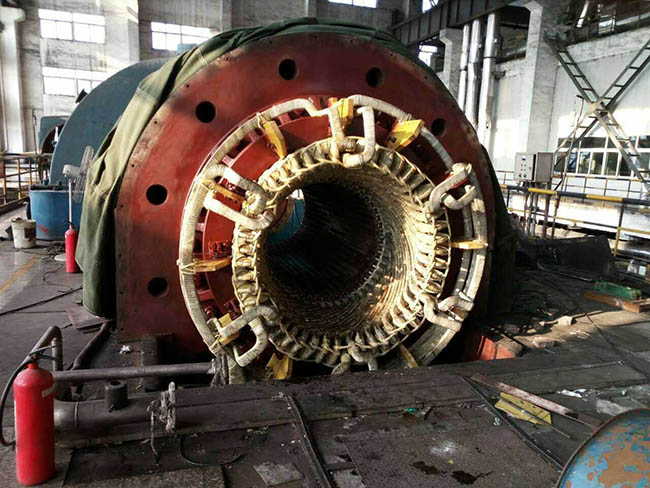图为西安西玛大型高压电机维修现场照片